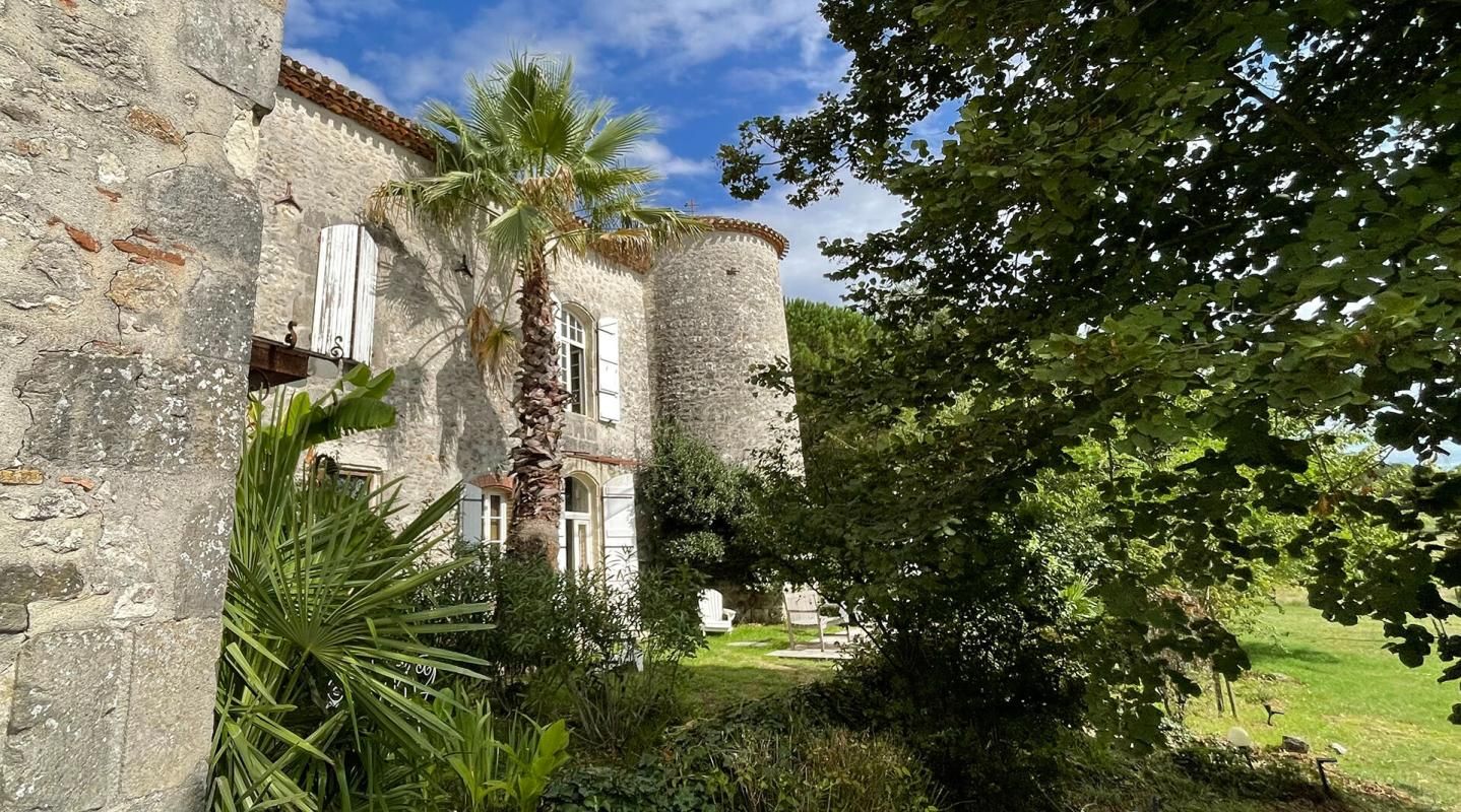 VILLENEUVE-SUR-LOT Château authentique du XIIIe siècle avec trois gîtes, piscine et 2 ha 2