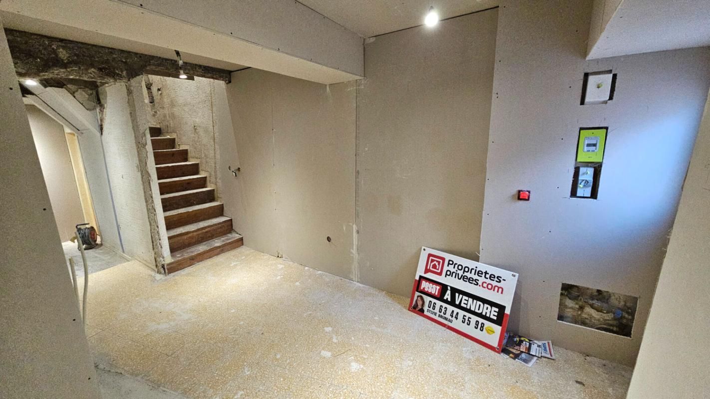 CLAVIERS Maison de village à terminer de restaurer 1