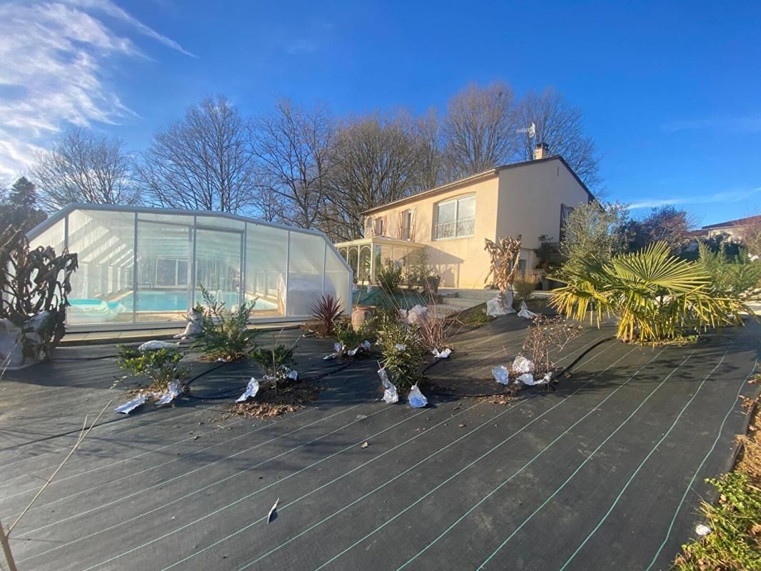 MONTIGNAC Maison 146 m² avec piscine couverte et logement indépendant 2