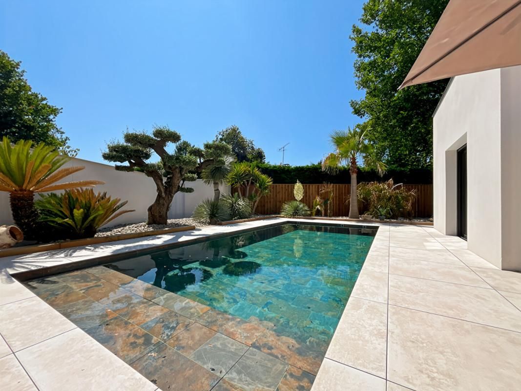 SAINT-JEAN-D'ILLAC Maison Saint Jean D Illac 5 pièce(s) 210 m2 1