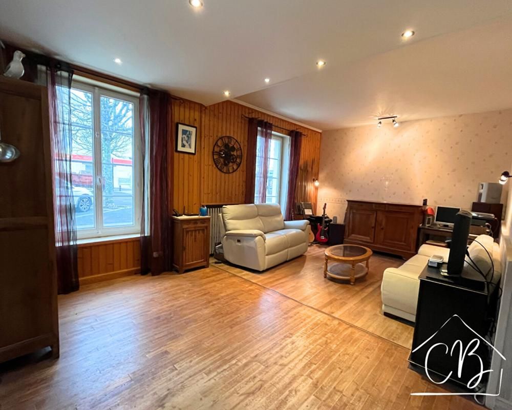 AIGRE Aigre 16140 - En centre-ville - Maison de caractère avec jardin, garage et fort potentiel 2