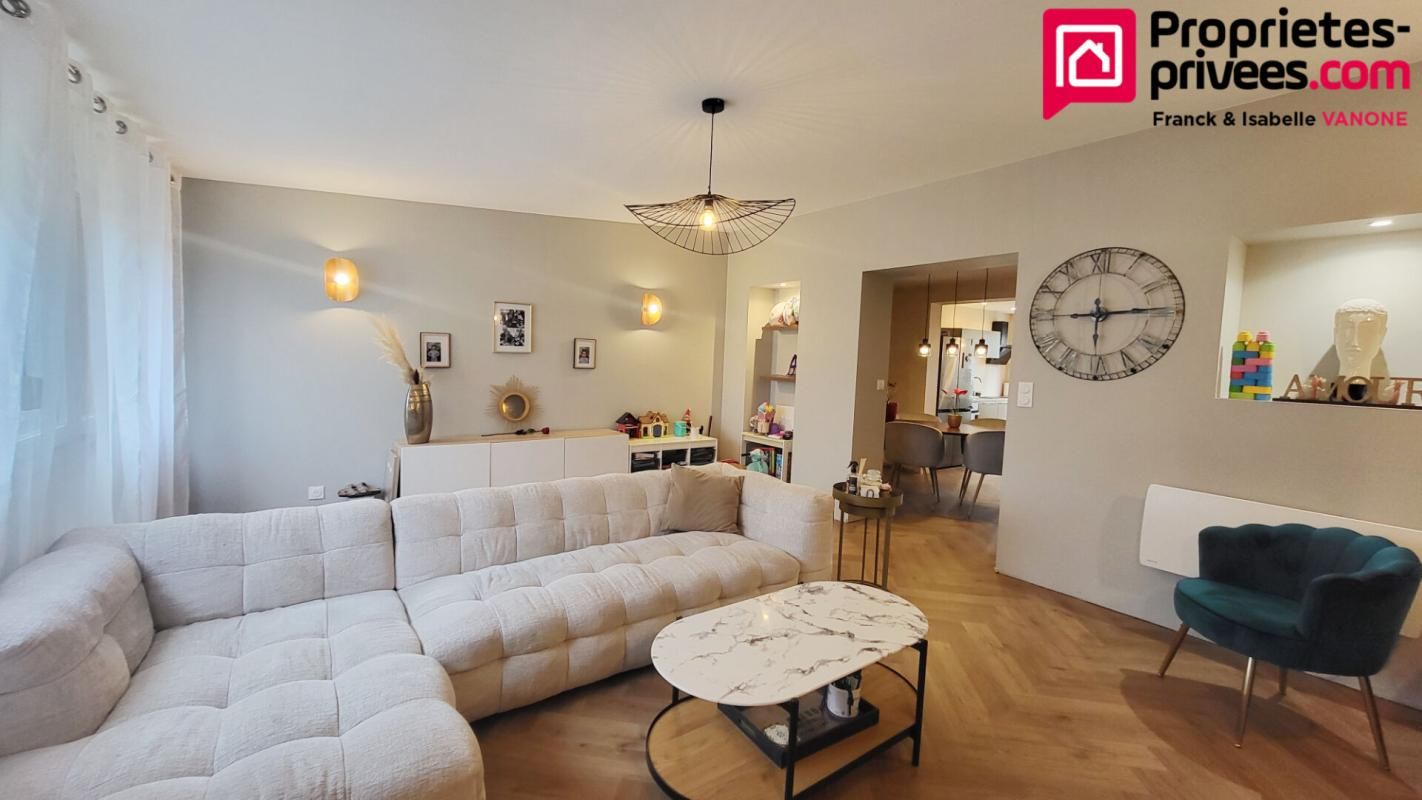 Maison  rénovée - 3 chambres - jardin - places de parking - 95m² (115 utiles)