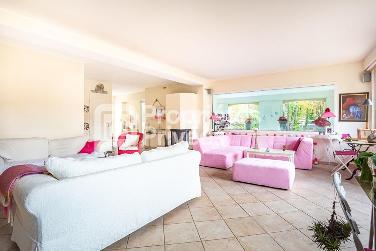 SAINT-PAUL-EN-FORET Élégance et Tranquillité : Superbe Propriété avec Piscine Intérieure à Saint-Paul-en-Forêt 4