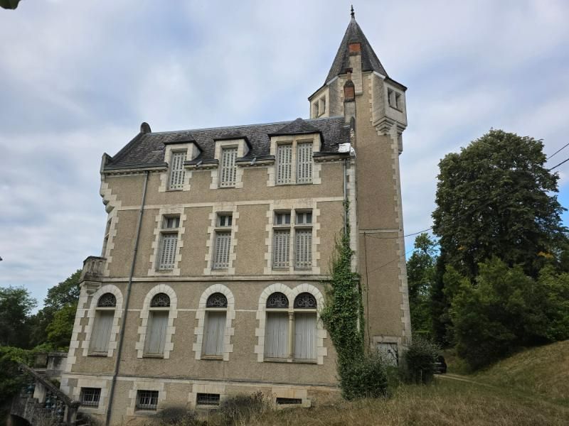CHANCELADE Demeure de prestige de 417m2, sur un terrain de 6ha 23a 18ca, piscine, dépendance et un logement  type 4 2