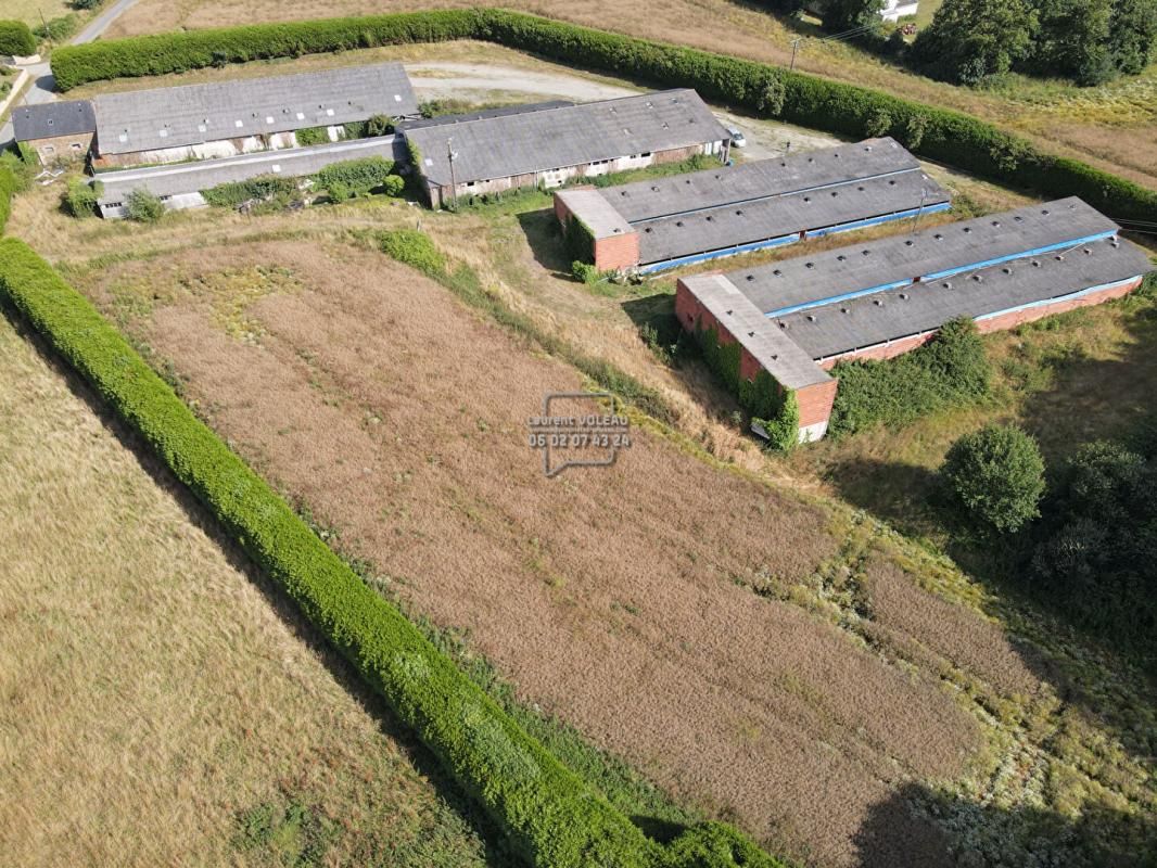 CORSEUL Ensemble de bâtiments de 3630m² - terrain 20982m² 2