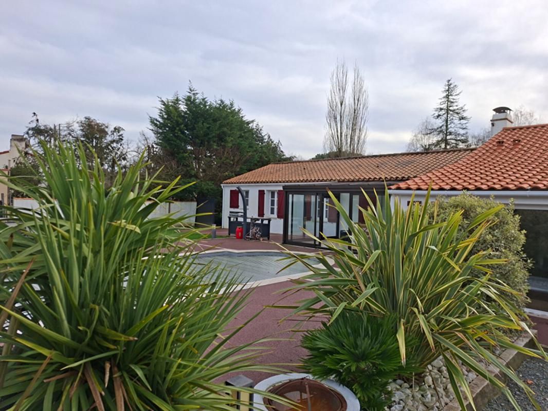 Maison 6 pièces, au calme avec piscine sur terrain paysagé