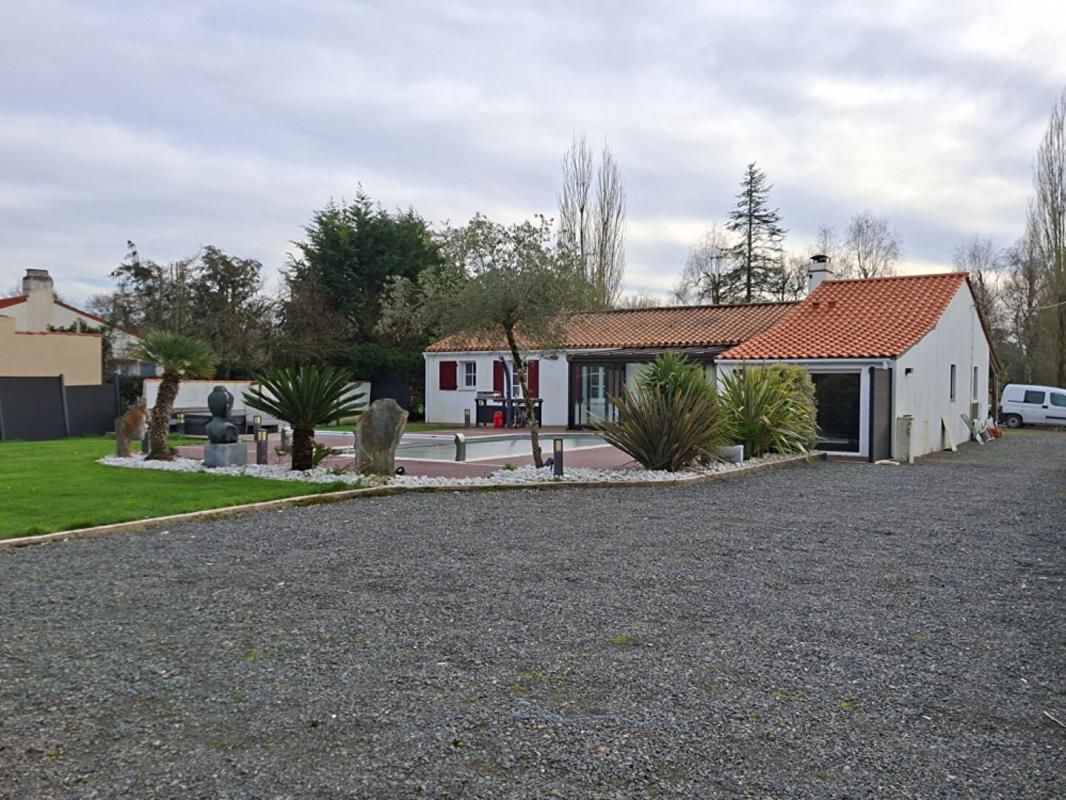 SAINT-GERVAIS Maison 6 pièces, au calme avec piscine sur terrain paysagé 2