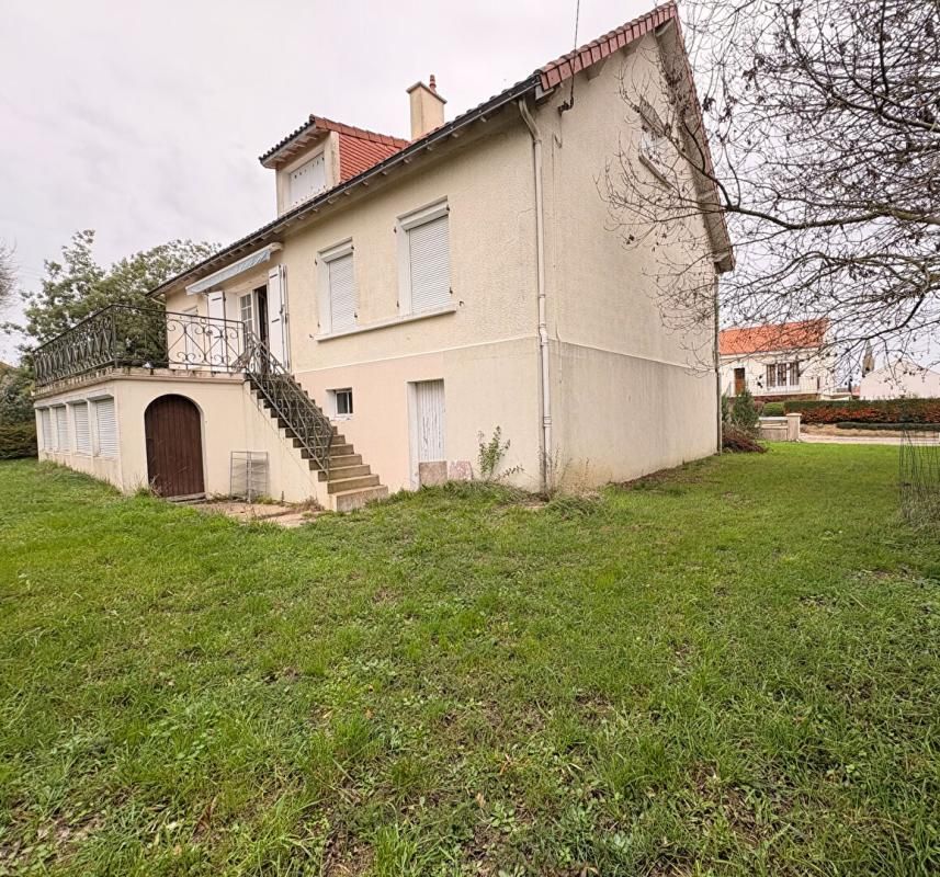 BOUZILLE Maison avec 6 chambres et 1300 M2 de Jardin 2