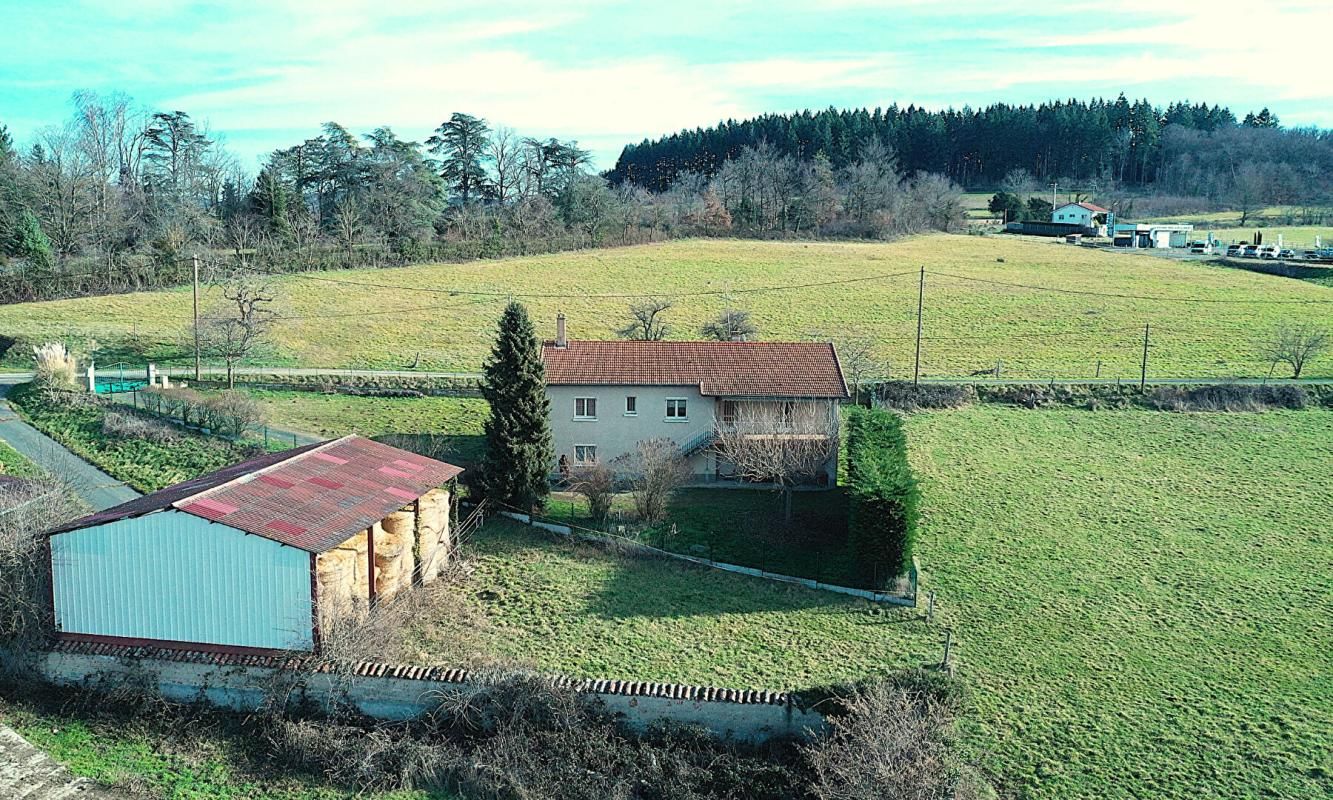 Villa posée au milieu des prés avec une superbe vue sur 2202 m² de terrain