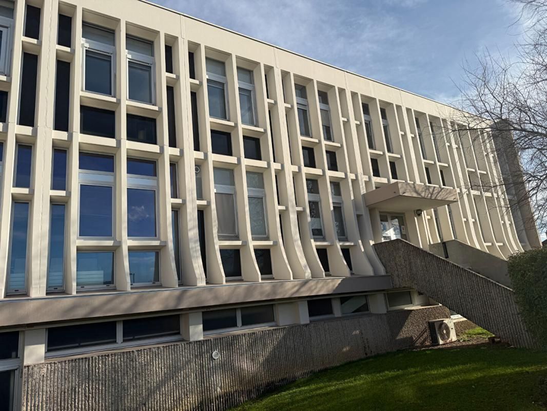 YZEURE 03400 YZEURE - BUREAUX  250 m² 1