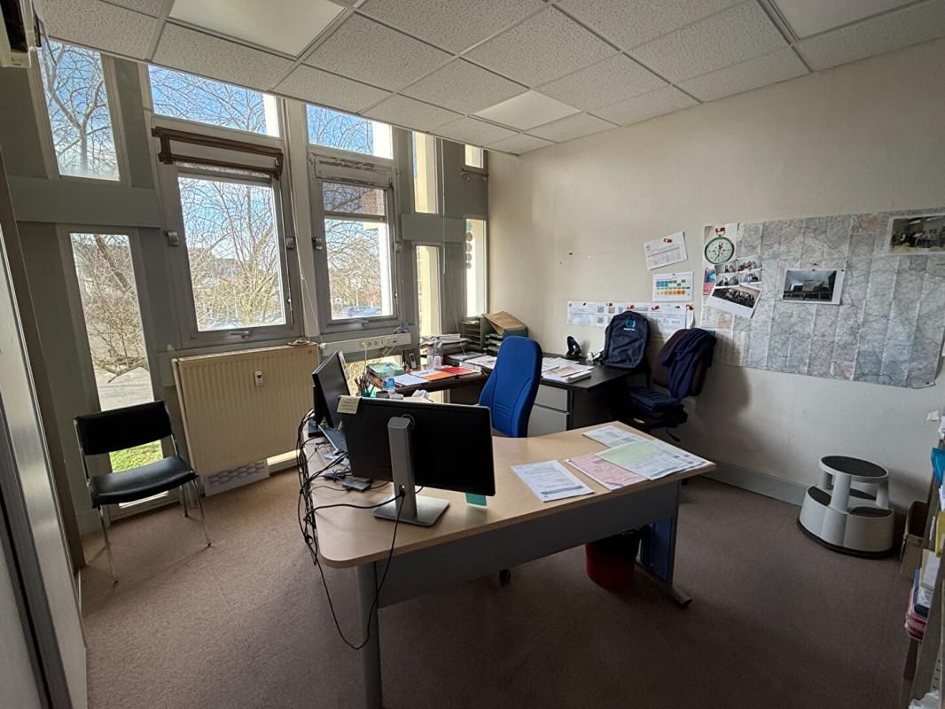 YZEURE 03400 YZEURE - BUREAUX  250 m² 2