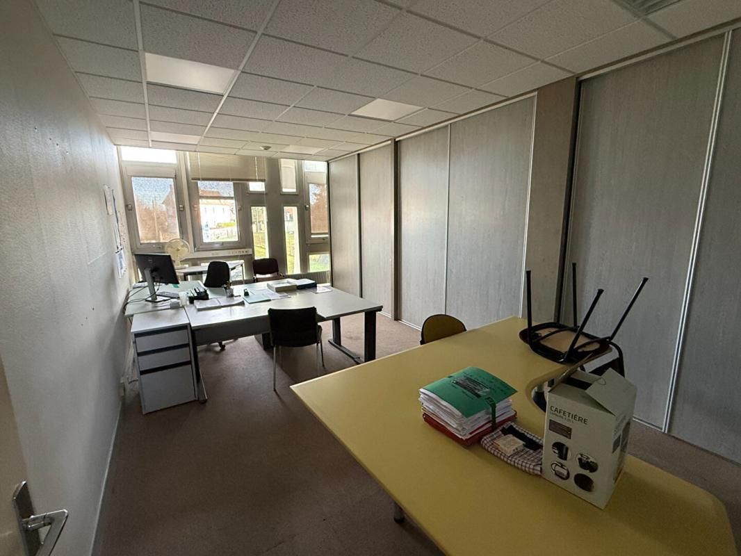YZEURE 03400 YZEURE - BUREAUX  250 m² 3