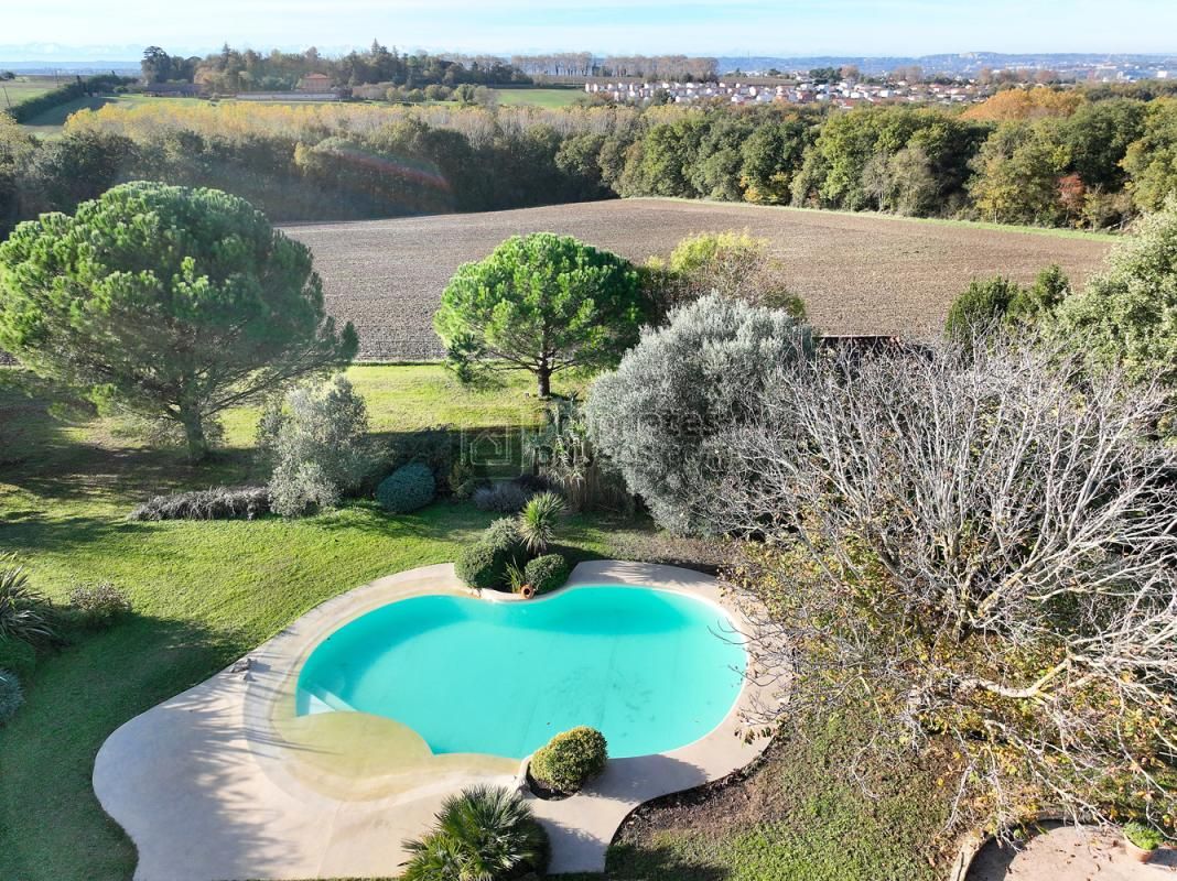 FLOURENS Maison avec piscine au coeur d'un magnifique jardin unique 4