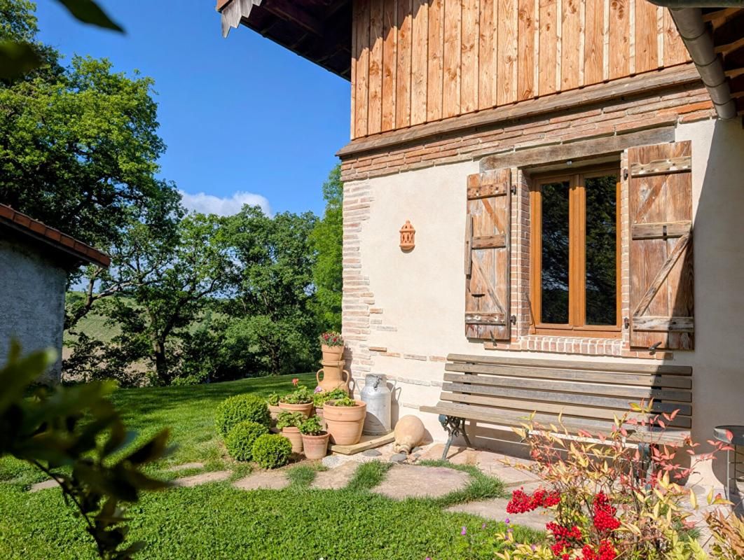 POUY-DE-TOUGES Maison du 18ème rénovée de 235 m2 avec dépendances sur terrain de 7468 m² 3