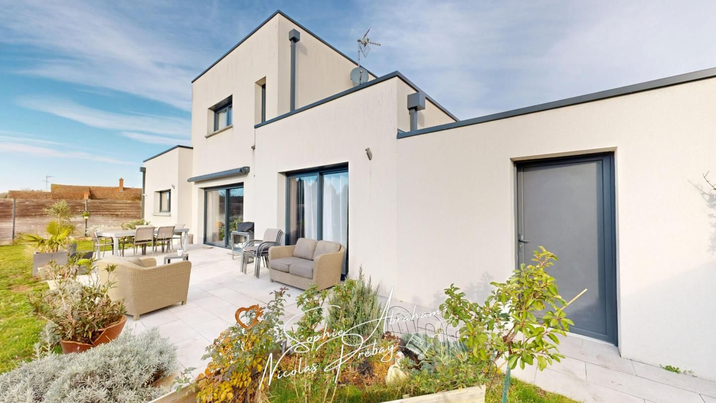 Maison contemporaine avec garage, carport et jardin clos