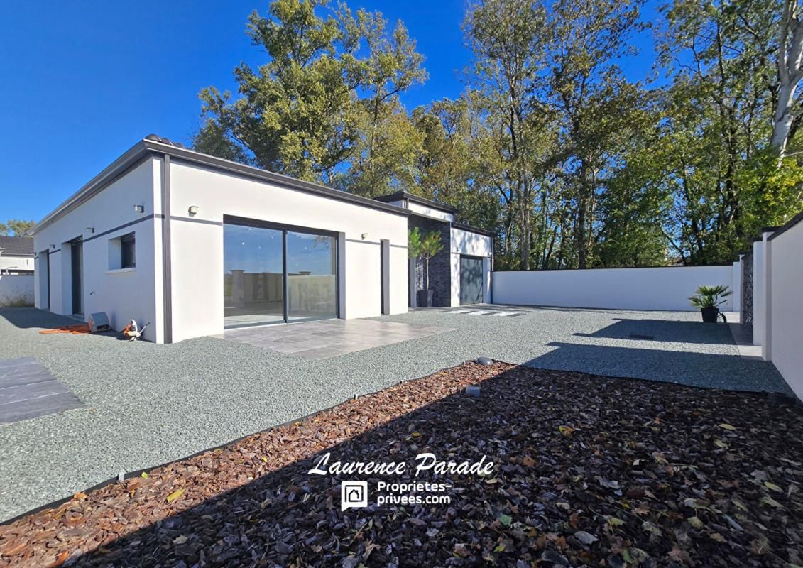 SAINT-MEDARD-DE-GUIZIERES Maison récente avec garage 1