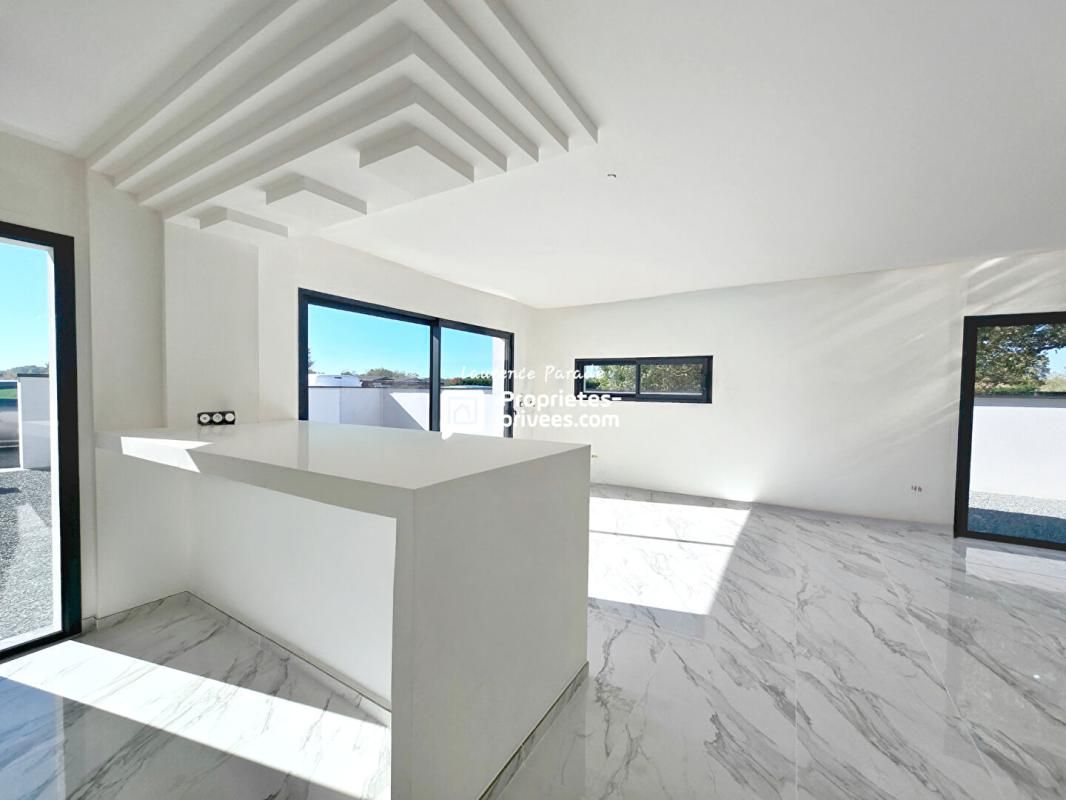 SAINT-MEDARD-DE-GUIZIERES Maison récente avec garage 3