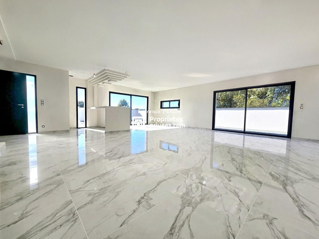 SAINT-MEDARD-DE-GUIZIERES Maison récente avec garage 4