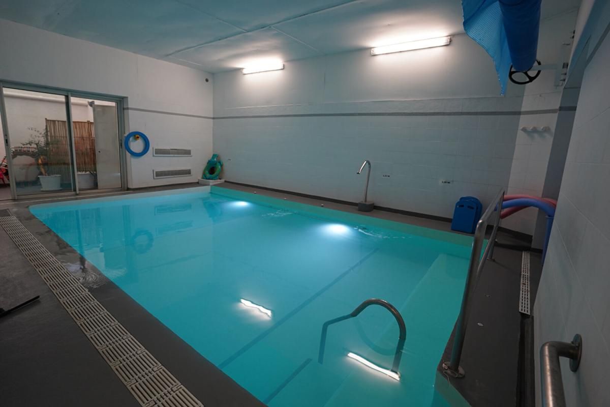 LEZIGNAN CORBIERES - LOCAL COMMERCIAL, PISCINE SPA   piscine professionnelle équipée