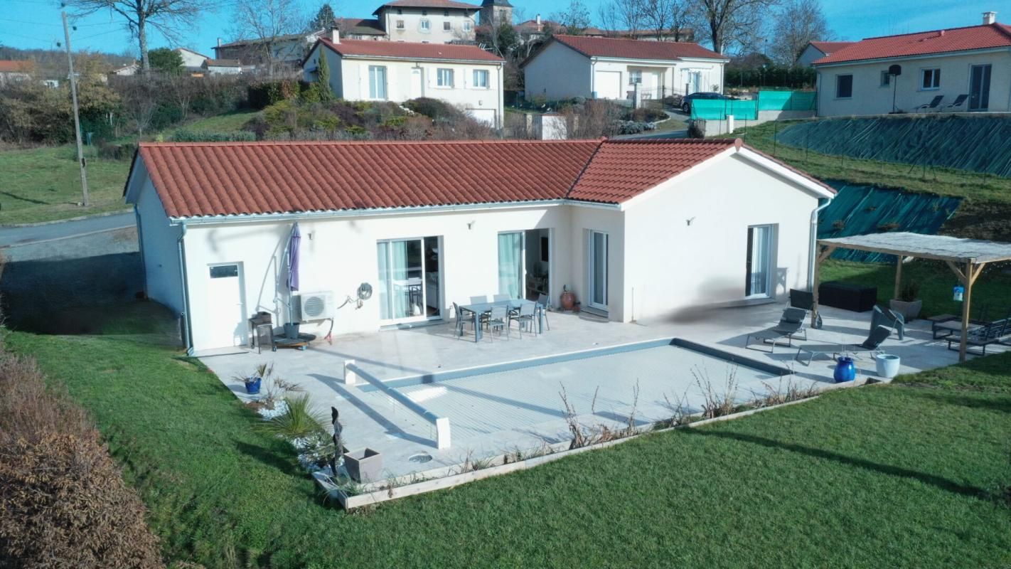 Villa contemporaine de 2002 avec sa piscine et une vue panoramique vallonée