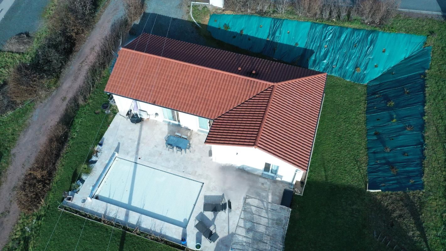 VIOLAY Villa contemporaine de 2002 avec sa piscine et une vue panoramique vallonée 4