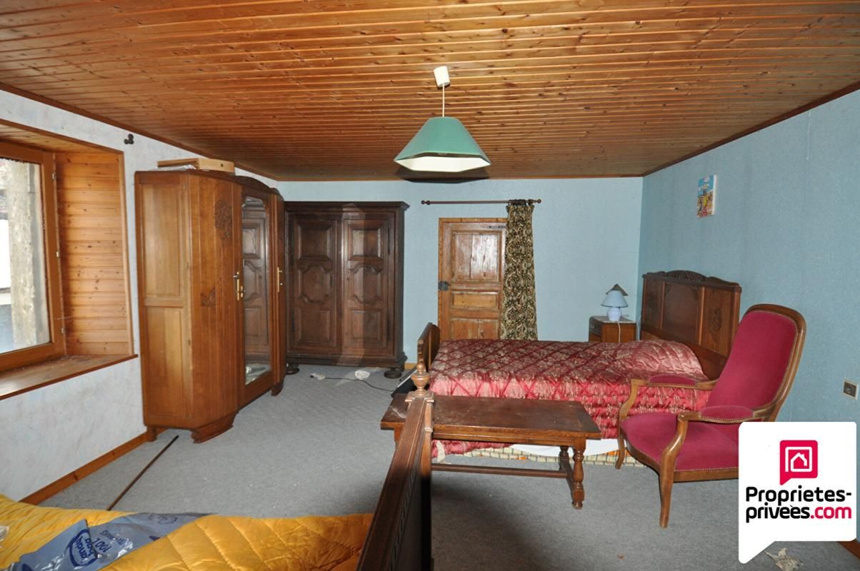 MONTECHEROUX Corps de ferme avec 2 maisons, une grange, prévoir travaux 4