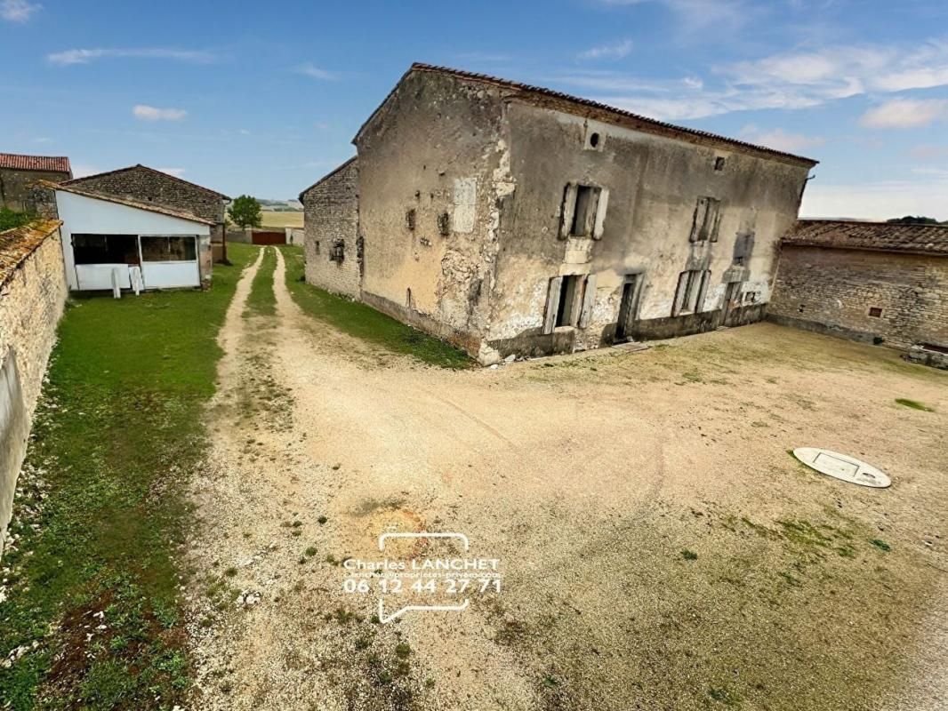 SAINT-CYBARDEAUX Maison à rénover 3