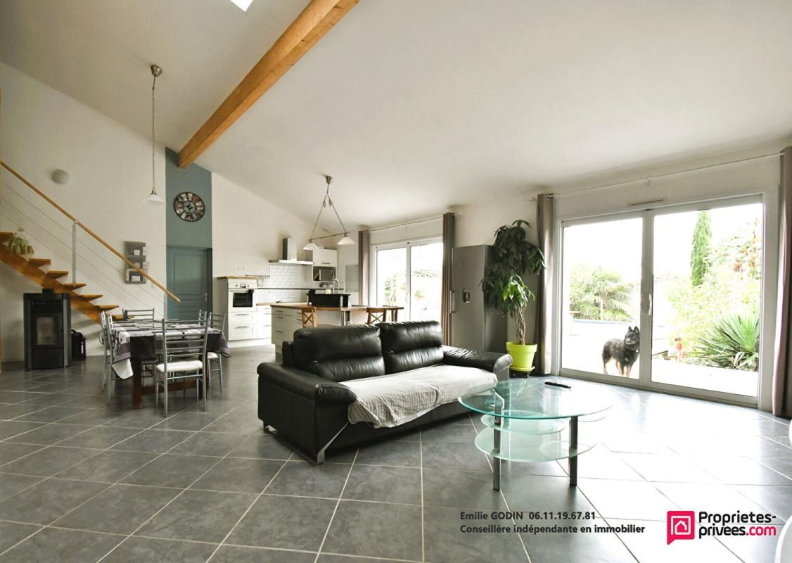 NUEIL-LES-AUBIERS Maison d'architecte Nueil Les Aubiers 6 pièce(s) 135 m2 1