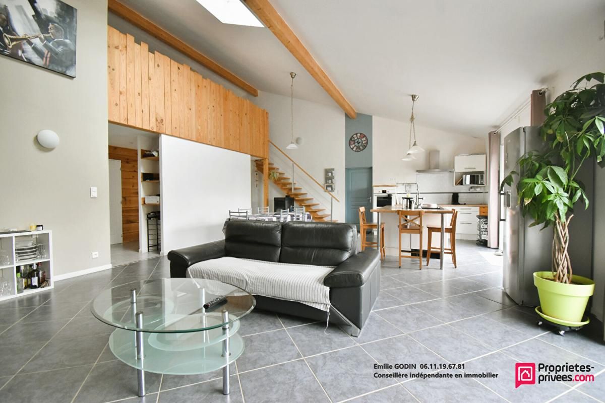 NUEIL-LES-AUBIERS Maison d'architecte Nueil Les Aubiers 6 pièce(s) 135 m2 2