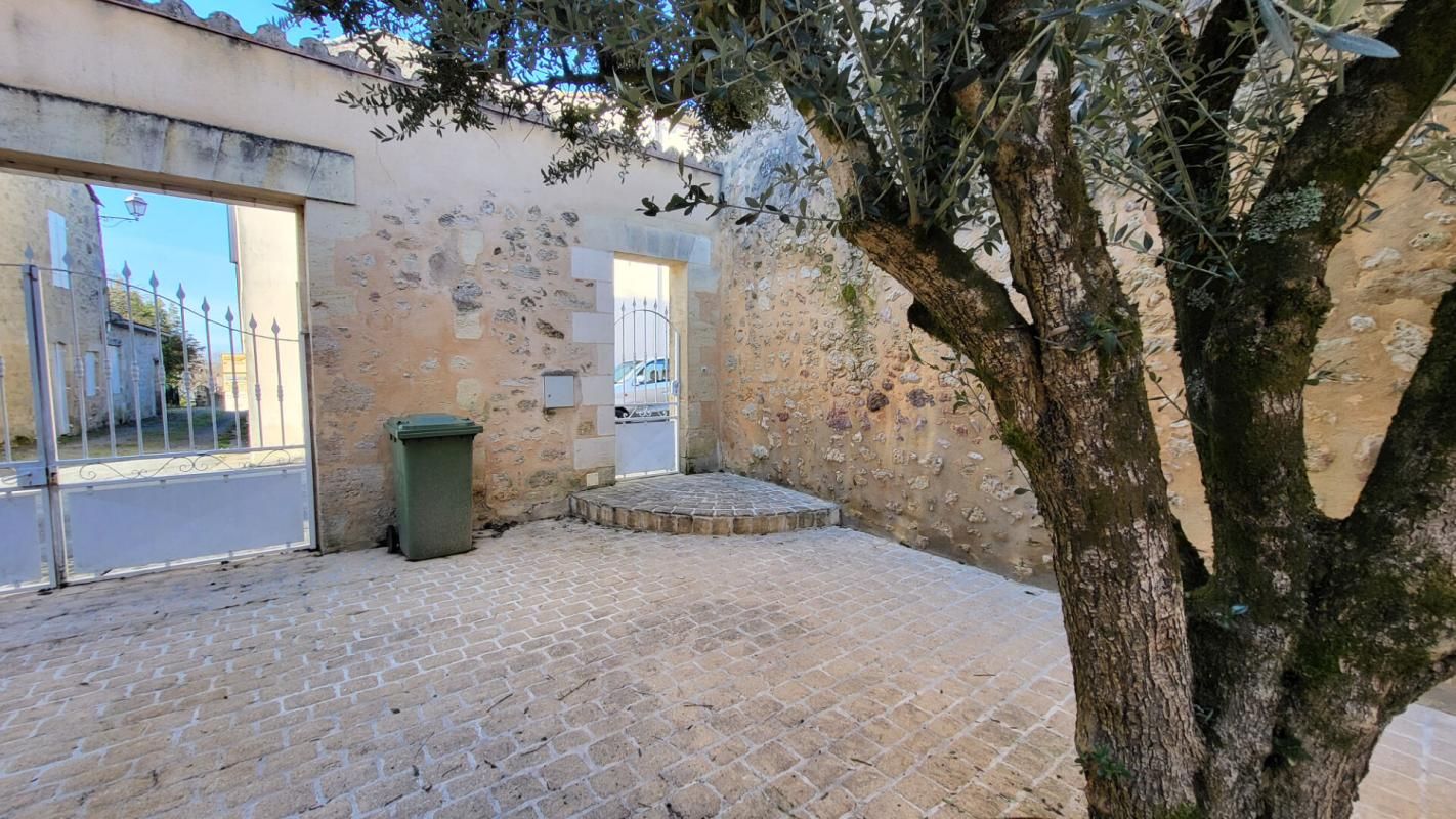 VILLEFRANCHE-DE-LONCHAT Maison en pierre, Villefranche De Lonchat,118m², 5 pièces, 3 chambres terrasse 1