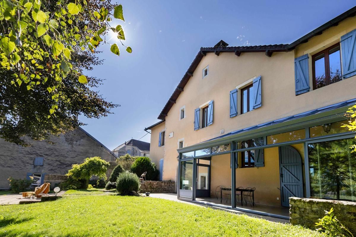 LE FIED LE FIED (39) - Propriété 10 pièce(s) - 413 m2 + 187m² de dépendances à aménager 1