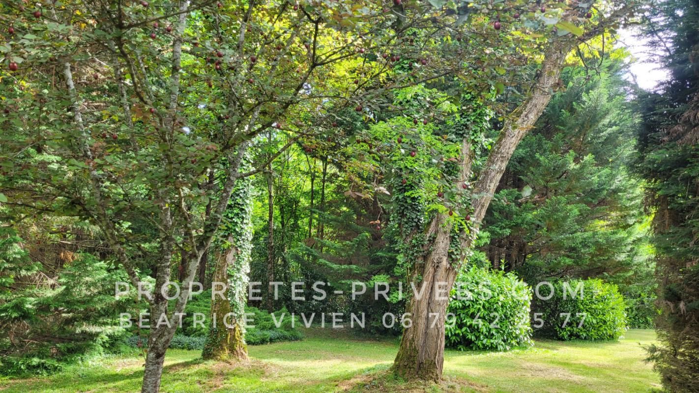 ROUFFIGNAC-SAINT-CERNIN-DE-REILHAC A la campagne, au calme, autour de Rouffignac : Maison de style périgourdin,  3-4 chambres. 3ha :Parc, bois et prés autour 4