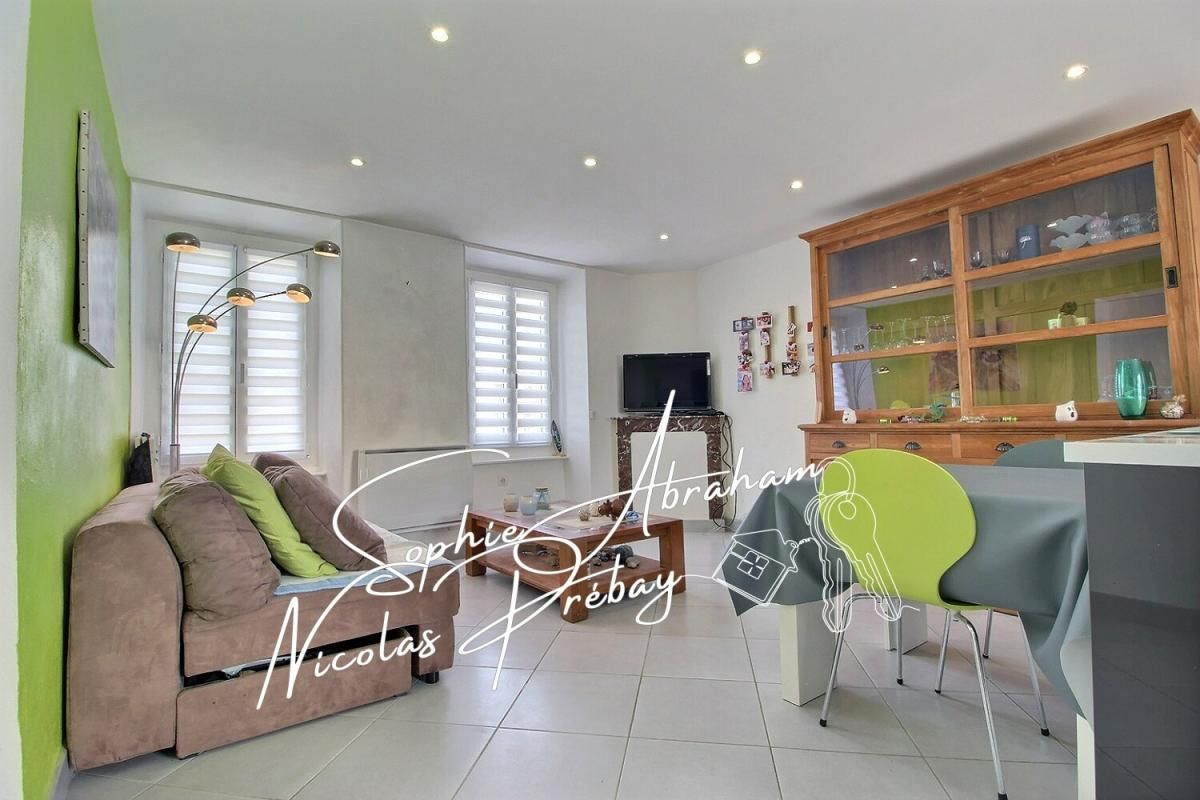 Maison en pierres avec cour close de murs et dépendances