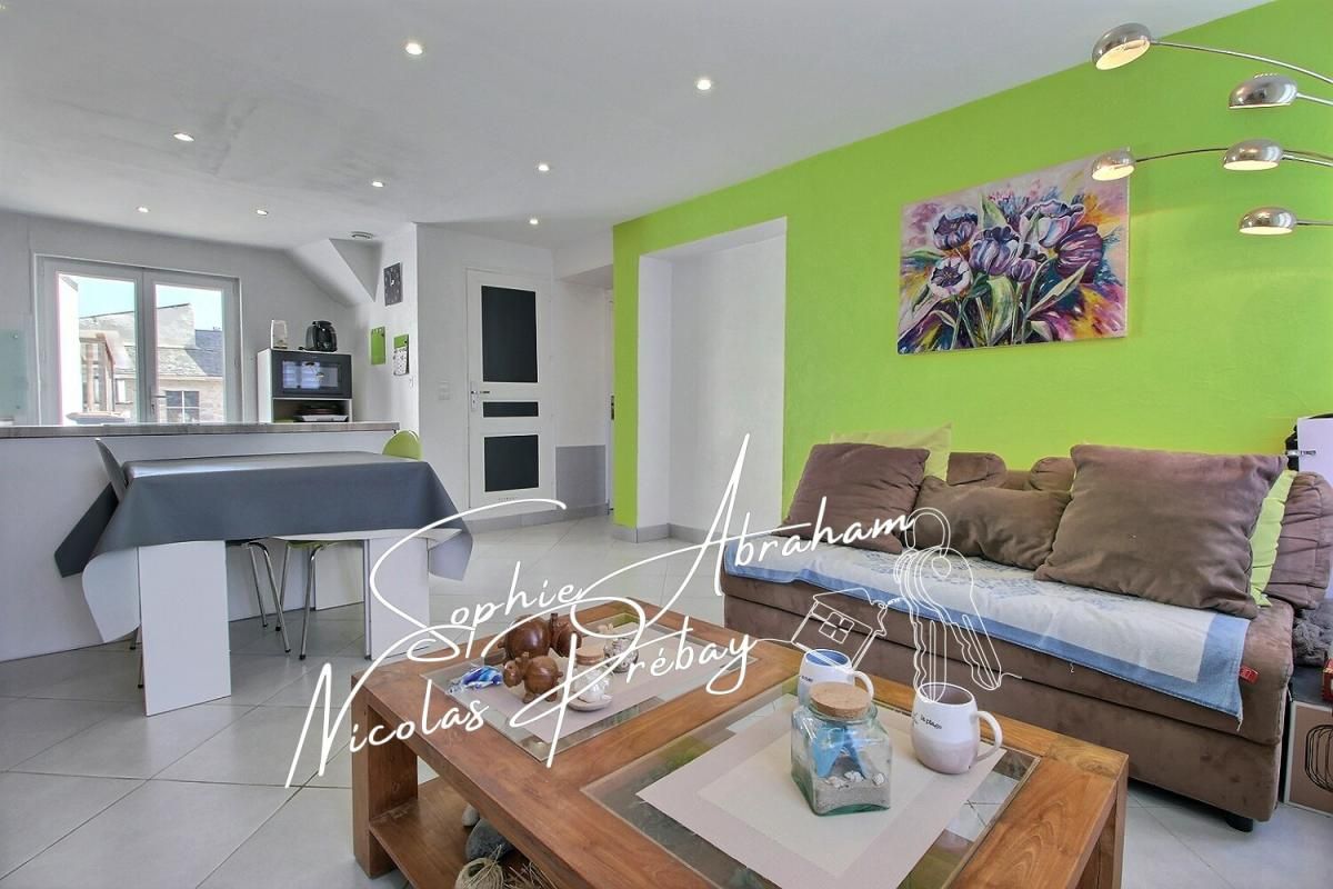 JANVILLE Maison en pierres avec cour close de murs et dépendances 2