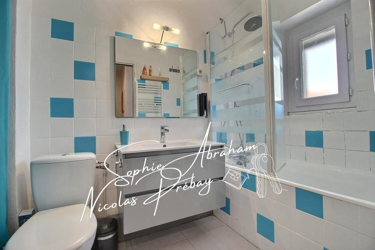 JANVILLE Maison en pierres avec cour close de murs et dépendances 4