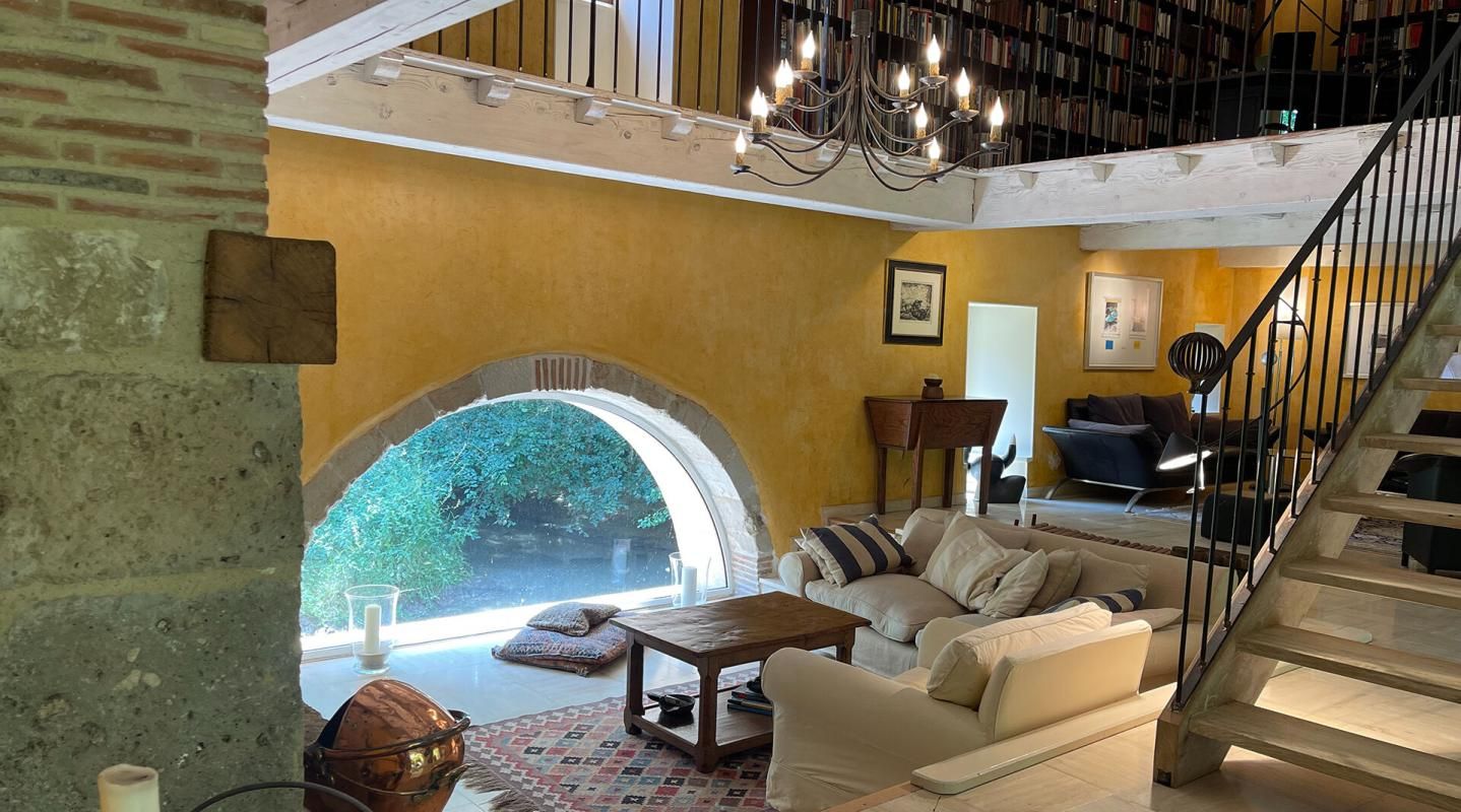 MONFLANQUIN Propriété rare et exceptionnelle : ancien moulin restauré avec dépendance, piscine chauffée et jardin idyllique 3