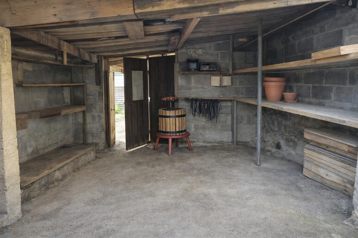 LE MUY Maison d'environ 200 m² - Gros potentiel investisseurs ou grande famille 4