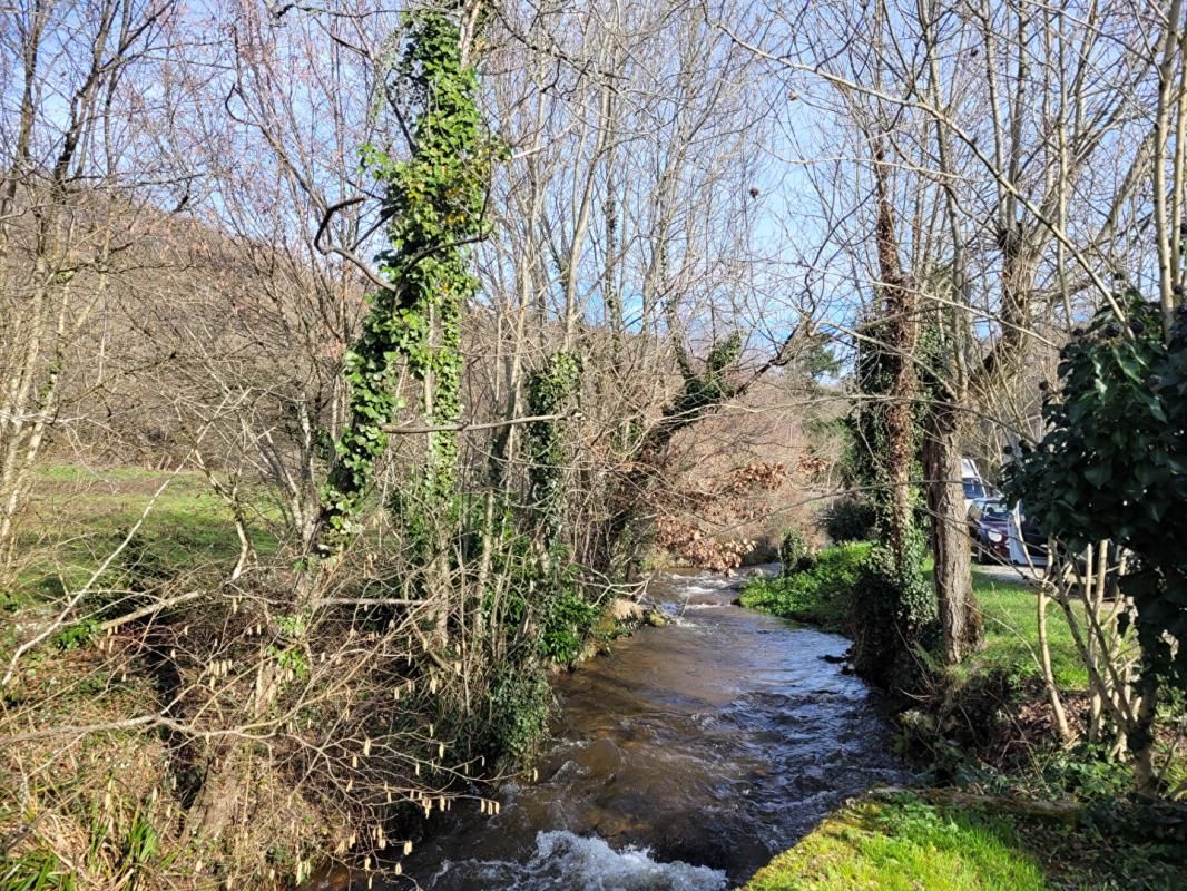 81540 Lac St Férréol- Maison 4 pièces + dépendances+ Garage double. Parkings