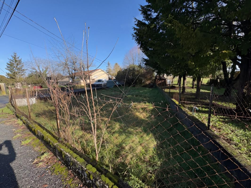 SAINT-LAURENT-DE-COGNAC Terrain non constructible avec garage et atelier 730 m2 St Laurent de Cognac 2