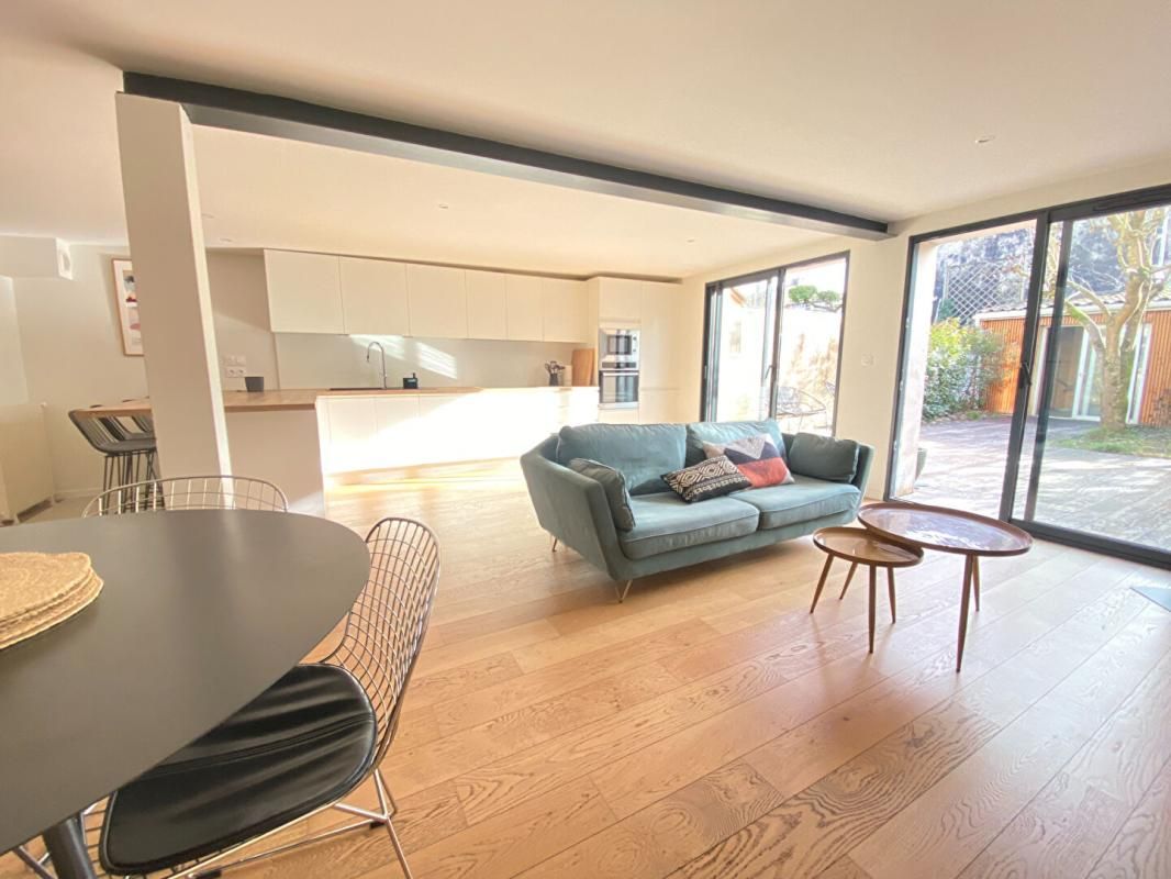 BORDEAUX Dans quartier recherché, charmante échoppe entièrement rénovée avec joli jardin proche commodités 3