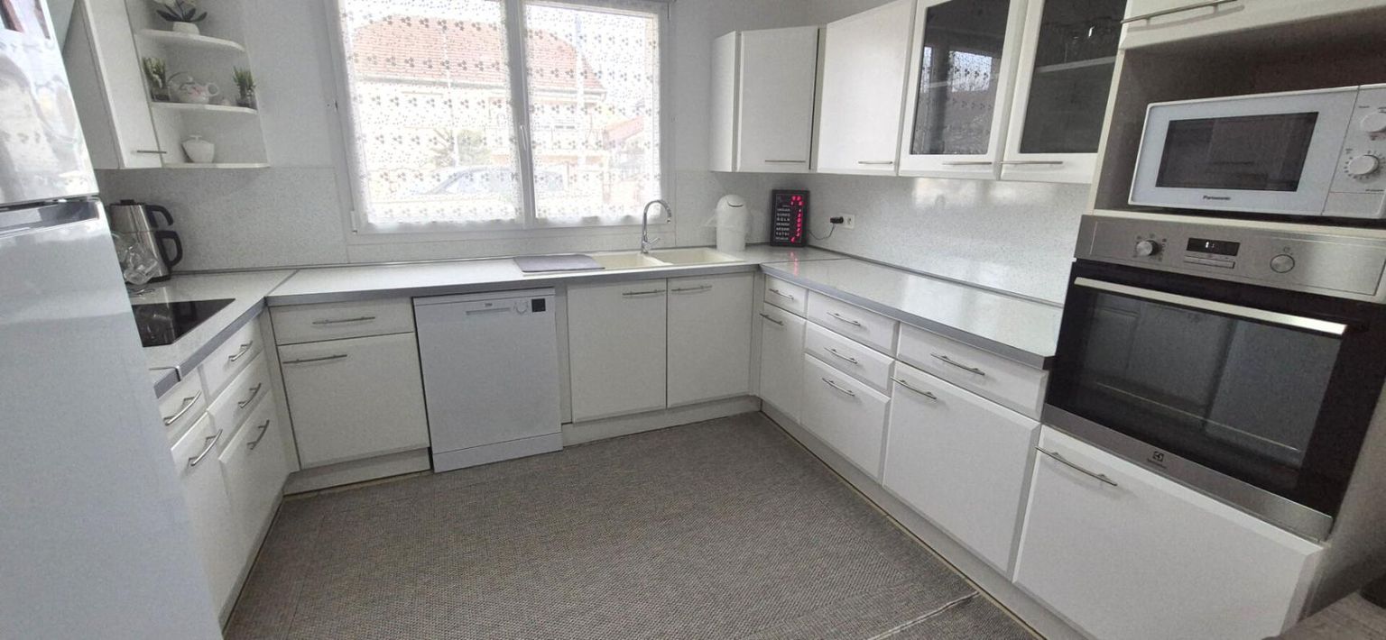 SAINT-DIZIER Beau Pavillon Individuel de Plain-pied de 121 m² Rénové et Extensible à 160 m² avec sa Cour avant de 30 m², Terrasses avec Barbecue, Garage de 17 m² et un joli Terrain Clos, Arboré et entretenu de 412 m² 2