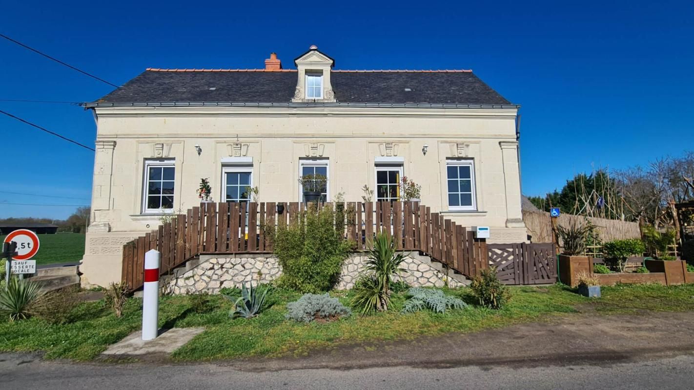 Maison et bâtiment commercial