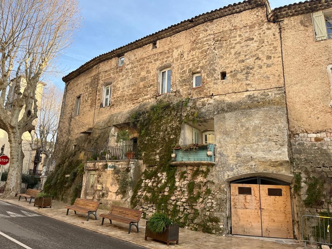 Appartement Duplex plus studio Villecroze 5 pièce(s) 146.17 m2