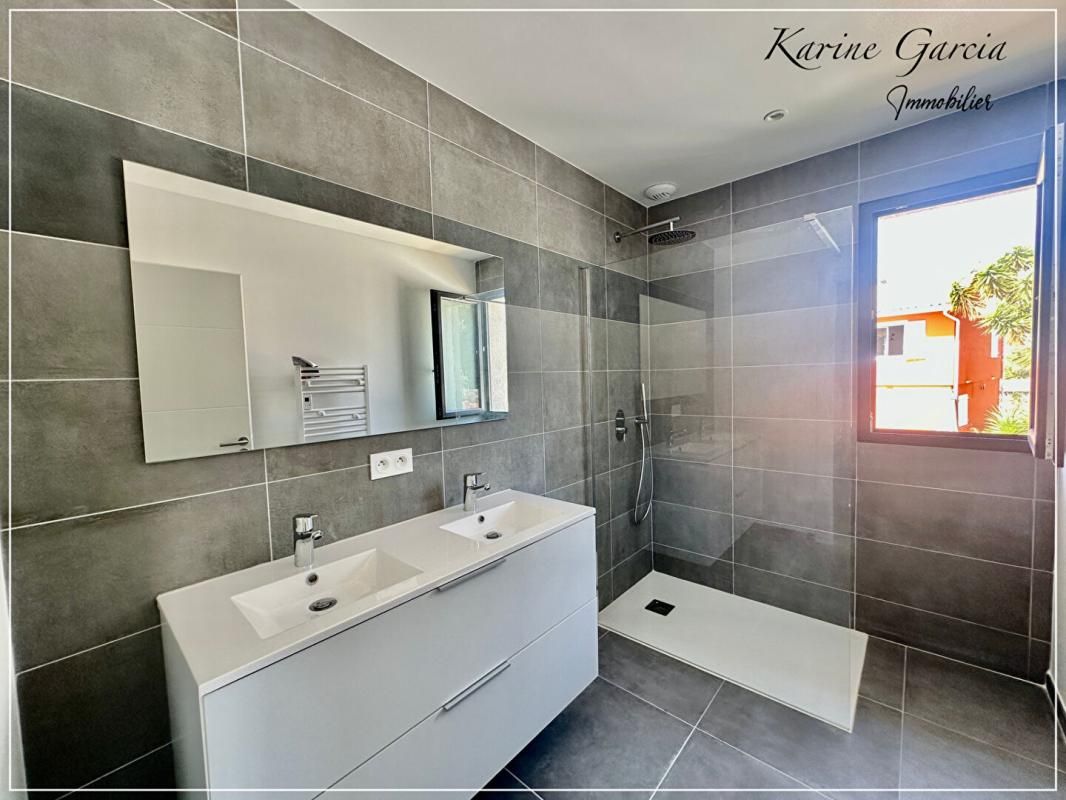 SIX-FOURS-LES-PLAGES Appartement Six Fours Les Plages  3 pièce(s) 58 m2 - 2 Box sous sol 4