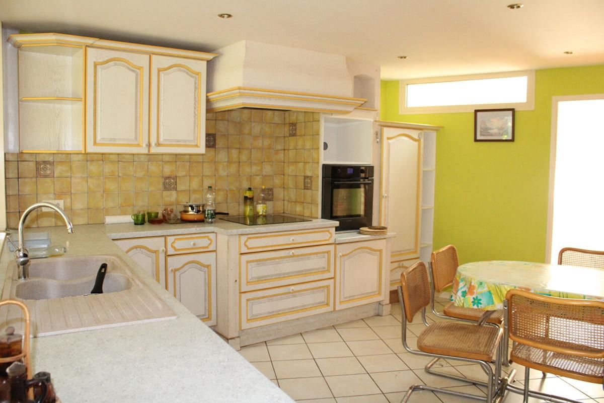 SAINT-ETIENNE-DE-LUGDARES Maison avec local et terrasse 1