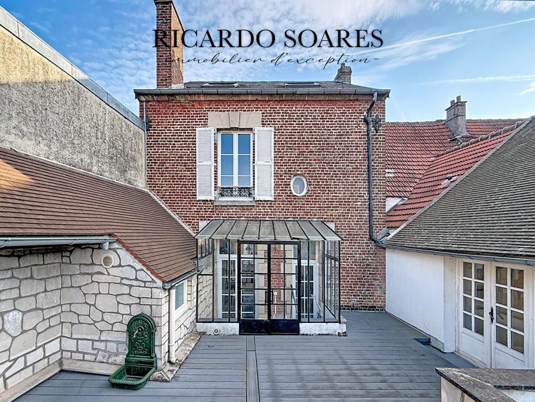 SENLIS FLEURINES 60700 - MAISON DE VILLE 207m2 / 3 CHAMBRES + 2 STUDIOS / TERRASSE / TERRAIN 534m2 / SOUS-SOL TOTAL 1