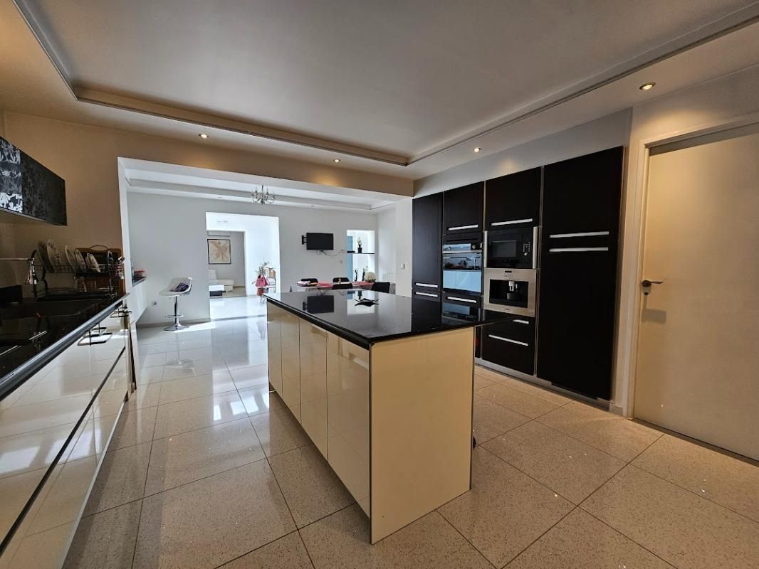 LE PASSAGE Maison Le Passage 5 pièce(s) 130 m2-   5 pièces, jardin, double garage 104 m² 4