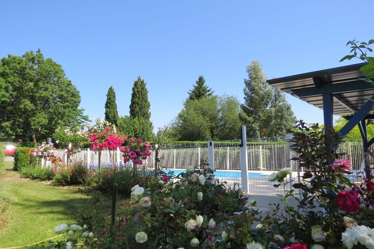 FONTENAY-LE-COMTE Charmante maison de caractère, avec jardin et piscine 2