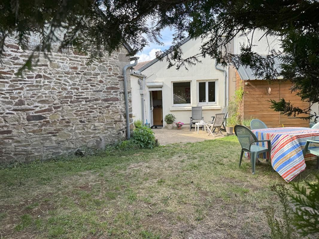 Pleudaniel , Maison familiale 212 m² avec atelier, hangar et jardin au coeur du bourg