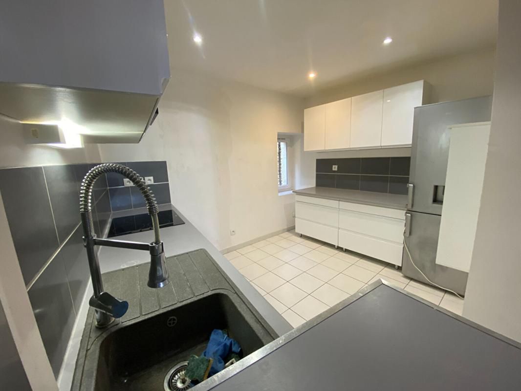 GRANS À louer - Charmant T3 au dernier étage - Centre-ville de Grans 4